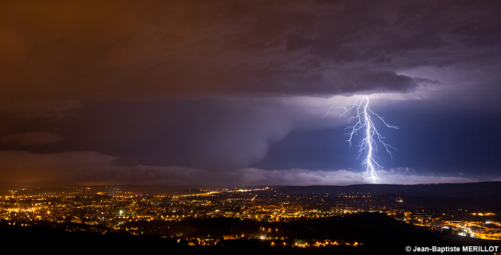 Photo d'orage sur Besançon